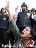 حضور زنان در تظاهرات ضد دولتی در قاهره چشمگیر توصیف شده است.