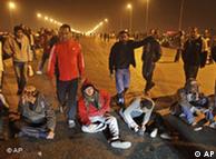 Demonstran yang berhasil memblokir jembatan utama di Kairo Rabu (26/01) usai bentrokan hebat dengan polisi 