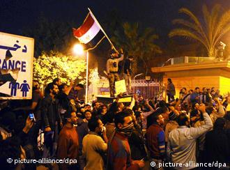 Demonstran berkumpul di depan musium di Kairo (28/01)