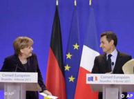 French President Nicolas Sarkozy (r) looks at German Chancellor Angela Merkel