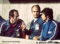جیانی ریورا (چپ) در حین بحث با کمک‌مربی تیم ملی فوتبال ایتالیا در یکی از دیدارهای مرحله‌ی گروهی این تیم در جام جهانی ۱۹۷۴ 