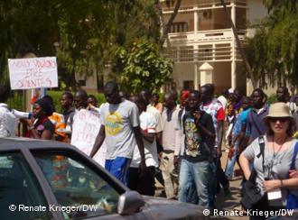 Studenten protestieren während des Weltsozialforums in Dakar (Bild: Renate Krieger)