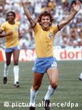 شادی زیکو پس از زدن گل به آرژانتین در جام جهانی ۸۲