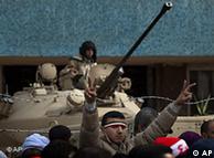 الجيش المصري يؤكد أنه "ليس بديلا عن الشرعية التي يرتضيها الشعب" 0,,6435188_1,00