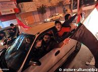 فلسطينيون في غزة يحتفلون بتنحي الرئيس المصري السابق حسني مبارك في فيبراير الماضي 