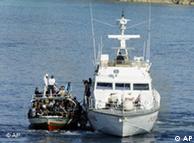 Μόνον χθες Κυριακή κατέφθασαν στις ιταλικές ακτές άλλα 27 πλοιάρια ενώ κάποιες δεκάδες είναι καθοδόν