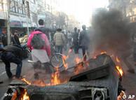 معترضان برای مقابله با حمله پلیس و رفع اثرات گاز اشک‌آور پلیس به آتش‌زدن زباله روی آورده‌اند 