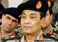 المشير حسين طنطاوي رئيس المجلس العسكري المصري الذي بات دوره موضع تساؤل وجدل