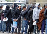 آلاف الشباب التونسيين ركبوا إثر الثورة رحلات قوارب الهجرة غير الشرعية نحو أوروبا.