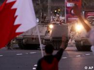قوات الشرطة والجيش واجهت المتظاهرين في البحرين بعنف شديد خلف قتلى وجرحى