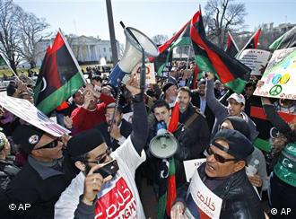 ليبيون يتظاهرون في الولايات المتحدة الأميركية تضامنا مع المحتجين في ليبيا