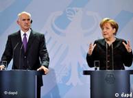 Bundeskanzlerin Angela Merkel (CDU) spricht am Dienstag (22.02.11) im Bundeskanzleramt in Berlin waehrend eines gemeinsamen Pressestatements neben Griechenlands Ministerpraesidenten Giorgos Papandreou. Merkel empfing Papandreou zu einem bilateralen Gespraech. Foto: Patrick Sinkel/dapd