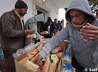 Τυνήσιοι εργάτες στη Λιβύη που κατάφεραν να περάσουν τα σύνορα 