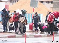 دهها هزار نفر از کارگران خارجی و همچنین شهروندان لیبی از این کشور گریخته‌اند