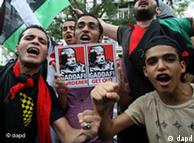 مخالفان قذافی در سراسر جهان تظاهرات کردند. اینجا در برابر سفارت لیبی در مالزی 