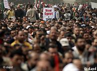 تظاهرات منتقدان رژیم حسنی مبارک؛ یکی از خواست‌های معترضان با انتصاب وزیر کشور جدید تحقق یافته است
