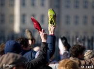 مخالفان وزیر دفاع کفش‌هایشان را به نشانه‌ی اعتراض به سرقت علمی و عدم ذکر منبع در پاورقی تکان می‌دهند