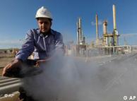 利比亚石油开采量减少，世界油价飙升。