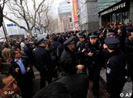 2月27日，上海一家电影院前，警察吹哨要求聚集的人群离开