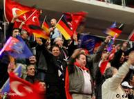 Περισσότεροι από 10.000 Τούρκοι μετανάστες από όλη τη Γερμανία παρακολούθησαν την ομιλία Ερντογάν