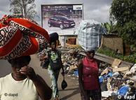 Women fleeing ongoing violence in the Abobo neighborhood carry belongings on their heads 