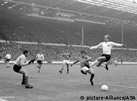 جام جهانی ۱۹۶۶ انگلستان؛ بابی چارلتون (راست) در برابر دروازه‌ی فرانسه