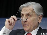 Head of European Central Bank Jean-Claude Trichet takes off his glasses during a press conference in Frankfurt, central Germany, Thursday, March 3, 2011. Trichet announced that the ECB keeps its main interest rate unchanged. (Foto:Michael Prbst/AP/dapd)