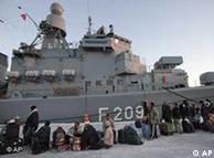 مصری‌هایی که از لیبی به تونس گریخته‌اند در کنار کشتی 