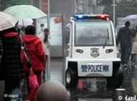 上周日（3月6日），警察在上海街头巡逻