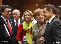 German Chancellor Angela Merkel, center right, speaks with French President Nicolas Sarkozy, fifth right, during a round table meeting at an EU Summit in Brussels on Friday, March 11, 2011. European Union nations are putting French President Nicolas Sarkozy under pressure even before his arrival at Friday's EU summit, complaining he was out of line to give a Libyan opposition group diplomatic recognition before any joint action could be discussed. Standing left is European Commission President Jose Manuel Barroso, and second left is Greek Prime Minister George Papandreou. (Foto:Virginia Mayo/AP/dapd)