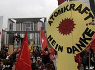 بر روی پلاکاردهای تظاهرکنندگان نوشته شده است:«انرژی اتمی؟ نه متشکریم».