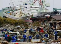 日本陆地自卫队员在被海啸摧毁的废墟中寻找幸存者