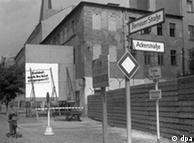 Em outubro de 1964, 57 pessoas conseguiram escapar por um túnel, saindo neste ponto da Bernauer Strasse, em Berlim Ocidental