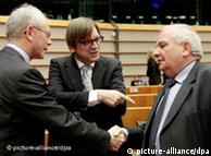 epa02636485 President of the European Council, Belgian Herman Van Rompuy (L) chats with former Belgian Prime Minister Guy Verhofstadt (C), now Chairman of the Eurpean parliament's Liberal Group and Chairman of the EPP Christian-Democratic Group of the European Parliament, French Joseph Daul (R) prior to a minute of silence in respect of the victims of the 11 March earthquake and the subsequent tsunami that hit Japan's east coast, prior to the conference of President at European parliament in Brussels, Belgium 16 March 2011. EPA/OLIVIER HOSLET +++(c) dpa - Bildfunk+++
