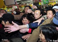 Πεκίνο: Κινέζοι τρέχουν να προμηθευτούν τρόφιμα μετά το τσουνάμι στην Ιαπωνία
