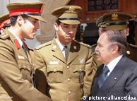 خامس قذافی، الجیریا کے صدر سے مصافحہ کرتے ہوئے