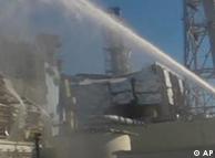 救援人员向受损的核设施喷射大量冷却用水