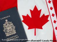 گذرنامه و پرچم کانادا