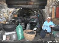 Kohleverkäufer vor Kohlesäcken (Foto: CC/Swamibu)