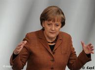 Bundeskanzlerin Angela Merkel (CDU) gibt am Donnerstag (24.03.11.) in Berlin im Deutschen Bundestag eine Regierungserklaerung zum Europaeischen Rat in Bruessel ab. Weitere Punkte auf der Tagesordnung sind der Bundesfreiwilligendienst und die Energiewende. (zu dapd-Text)
Foto: Oliver Lang/dapd