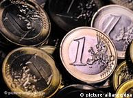 ILLUSTRATION - Euromünzen werden am Montag (14.02.2011) in Frankfurt am Main mit farbigem Licht beleuchtet. Mit einem umfangreichen Reformpaket will die EU den Euro krisenfest machen. Die Staats- und Regierungschefs einigten sich in Brüssel grundsätzlich auf weitreichende Reformen, wie Diplomaten am Donnerstag sagten. Foto: Boris Roessler dpa  +++(c) dpa - Bildfunk+++