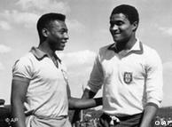 پله (چپ) و اوزه‌بیو، اسطوره‌ی فوتبال پرتغال در سال ۱۹۶۳