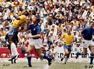 پله (چپ) صحنه‌ای از فینال جام جهانی ۱۹۷۰ مکزیک که با پیروزی ۴ بر یک برزیل خاتمه یافت