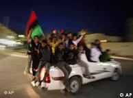 Libyan boys flash victory signs as they wave Libyan pre-Gadhafi flags while riding a pickup truck in Benghazi, Libya, Wednesday, March 30, 2011. Rebels retreated Wednesday from the key Libyan oil port of Ras Lanouf along the coastal road leading to the capital Tripoli after they came under heavy shelling from ground forces loyal to leader Moammar Gadhafi. In a dramatic move Libya's Foreign Minister Moussa Koussa arrived in the UK late Wednesday and is resigning from his post, according to Britain's Foreign Office. (Foto:Altaf Qadri/AP/dapd)
