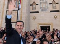 بشار اسد در میان هواداران خود پس از نطق در پارلمان سوریه