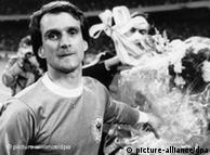 اوورات در سال ۱۹۷۷ با زمین فوتبال خداحافظی کرد