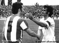 تبریک اوورات (راست) به فرانتس بکن‌باوئر، پس از پیروزی مونیخ بر کلن در فینال جام حذفی ۱۹۷۱ آلمان