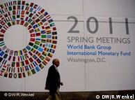 Ein Passant geht am 12.04.2011 am Logo des Frühjahrstreffens von IWF und 
Weltbank 2011 am Hauptquartier des IWF in der 19th Street in Washington 
vorbei. Foto: Rolf Wenkel/DW
