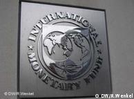 Das Logo des Internationalen Währungsfonds, eingelassen in die Fassade 
des IWF-Hauptquartiers in der 19th Street in Washington, aufgenommen am 
12.04.2011 (Foto: Rolf Wenkel/DW)