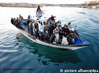  epa02684433 A boat of migrants arriving on the island of Lampedusa, southern Italy on 12 April 2011. Reports state that Italian Foreign Minister Franco Frattini on 12 April 2011 downplayed comments made the day before by Interior Minister Roberto Maroni about Italy leaving the European Union. Maroni had only been expressing 'his strong disappointment' amid a row over migration, Frattini said. Maroni on 11 April 2011 failed to secure any support from his EU counterparts for Italy_s decision to issue temporary visas to thousands of North African migrants who have landed on its shores, allowing them to travel within the border-free Schengen area. EPA/ETTORE FERRARI +++(c) dpa - Bildfunk+++